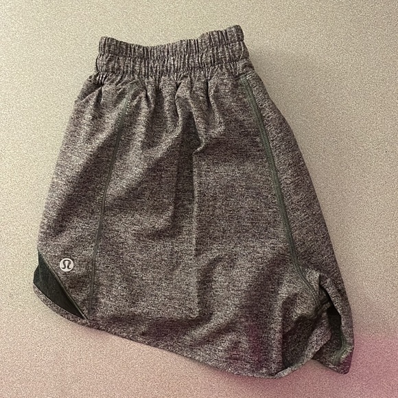 Lululemon hotty hot 4inch, low rise size 6 short!! - Picture 2 of 2